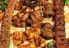 Türkiye’nin en önemli gastronomi değerlerinden biri olan kebap, son yıllarda yalnızca yerel mutfak kültürünün bir parçası olmaktan çıkarak küresel bir lezzet kimliği kazanmış durumda. Avrupa’dan Amerika’ya, Orta Doğu’dan Asya’ya kadar birçok farklı coğrafyada Türk kebaplarına olan ilgi giderek artıyor. Bu artış, hem gastronomi turizmi hem de kültürel diplomasi açısından önemli bir rol oynuyor. Konulu bir haber görseli.