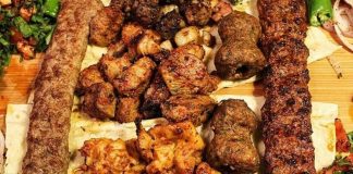 Türkiye’nin en önemli gastronomi değerlerinden biri olan kebap, son yıllarda yalnızca yerel mutfak kültürünün bir parçası olmaktan çıkarak küresel bir lezzet kimliği kazanmış durumda. Avrupa’dan Amerika’ya, Orta Doğu’dan Asya’ya kadar birçok farklı coğrafyada Türk kebaplarına olan ilgi giderek artıyor. Bu artış, hem gastronomi turizmi hem de kültürel diplomasi açısından önemli bir rol oynuyor. Konulu bir haber görseli.