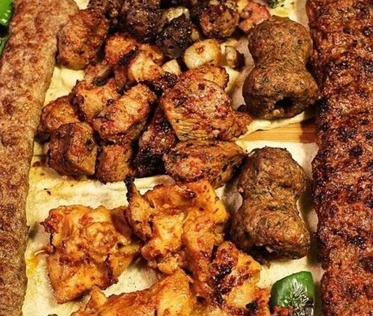Türk Kebaplarının Dünya Tanıtımı Türkiye’nin en önemli gastronomi değerlerinden biri olan kebap, son yıllarda yalnızca yerel mutfak kültürünün bir parçası olmaktan çıkarak küresel bir lezzet kimliği kazanmış durumda. Avrupa’dan Amerika’ya, Orta Doğu’dan Asya’ya kadar birçok farklı coğrafyada Türk kebaplarına olan ilgi giderek artıyor. Bu artış, hem gastronomi turizmi hem de kültürel diplomasi açısından önemli bir rol oynuyor. Konulu bir haber görseli.