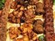 Türkiye’nin en önemli gastronomi değerlerinden biri olan kebap, son yıllarda yalnızca yerel mutfak kültürünün bir parçası olmaktan çıkarak küresel bir lezzet kimliği kazanmış durumda. Avrupa’dan Amerika’ya, Orta Doğu’dan Asya’ya kadar birçok farklı coğrafyada Türk kebaplarına olan ilgi giderek artıyor. Bu artış, hem gastronomi turizmi hem de kültürel diplomasi açısından önemli bir rol oynuyor. Konulu bir haber görseli.