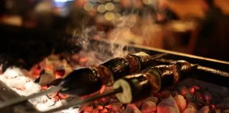 Türk mutfağının en bilinen lezzetlerinden biri olan Kebap, son yıllarda uluslararası pazarda önemli bir yükseliş gösteriyor. Farklı ülkelerde açılan restoranlar ve büyüyen zincir işletmeler sayesinde kebap kültürü dünya genelinde daha geniş kitlelerle buluşuyor. Geleneksel tariflerin modern restoran anlayışıyla sunulması, uluslararası markaların büyümesini hızlandırırken Türk gastronomisinin küresel alandaki tanınırlığını da artırıyor. Konulu bir haber görseli.