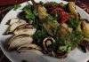 Kebap, Türk mutfağının en önemli lezzetlerinden biri olarak uzun yıllardır sofralarda kendine yer buluyor. Geleneksel olarak et kullanılarak hazırlanan bu özel lezzet, son yıllarda değişen tüketici beklentileriyle birlikte farklı yorumlarla da karşımıza çıkıyor. Özellikle vegan beslenme biçimini benimseyen bireylerin sayısındaki artış, restoran sektörünü yeni ürünler geliştirmeye yönlendiriyor. Bu kapsamda hazırlanan vegan kebap alternatifleri, hem bitkisel içeriklerden oluşmaları hem de geleneksel sunum anlayışını korumalarıyla dikkat çekiyor. Konulu bir haber görseli.