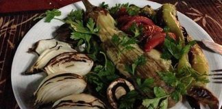 Kebap, Türk mutfağının en önemli lezzetlerinden biri olarak uzun yıllardır sofralarda kendine yer buluyor. Geleneksel olarak et kullanılarak hazırlanan bu özel lezzet, son yıllarda değişen tüketici beklentileriyle birlikte farklı yorumlarla da karşımıza çıkıyor. Özellikle vegan beslenme biçimini benimseyen bireylerin sayısındaki artış, restoran sektörünü yeni ürünler geliştirmeye yönlendiriyor. Bu kapsamda hazırlanan vegan kebap alternatifleri, hem bitkisel içeriklerden oluşmaları hem de geleneksel sunum anlayışını korumalarıyla dikkat çekiyor. Konulu bir haber görseli.