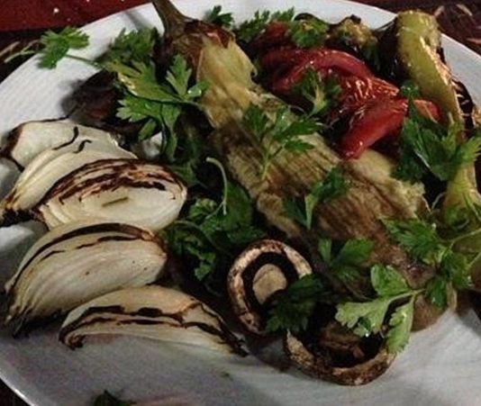Vegan Kebap Alternatifleri Kebap, Türk mutfağının en önemli lezzetlerinden biri olarak uzun yıllardır sofralarda kendine yer buluyor. Geleneksel olarak et kullanılarak hazırlanan bu özel lezzet, son yıllarda değişen tüketici beklentileriyle birlikte farklı yorumlarla da karşımıza çıkıyor. Özellikle vegan beslenme biçimini benimseyen bireylerin sayısındaki artış, restoran sektörünü yeni ürünler geliştirmeye yönlendiriyor. Bu kapsamda hazırlanan vegan kebap alternatifleri, hem bitkisel içeriklerden oluşmaları hem de geleneksel sunum anlayışını korumalarıyla dikkat çekiyor. Konulu bir haber görseli.