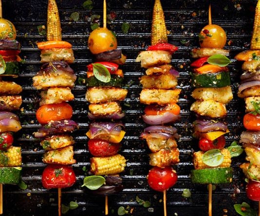 Vejetaryen Kebap Denemeleri Türk mutfağının en köklü lezzetlerinden biri olan kebap, yıllardır et ağırlıklı tarifleriyle biliniyor. Ancak son yıllarda değişen beslenme alışkanlıkları ve farklı tüketici beklentileri, vejetaryen mutfağına yönelik ilgiyi artırırken, bu ilgi kebap kültüründe de yeni arayışların ortaya çıkmasına neden oldu. Geleneksel tariflerin korunmasına önem veren ustalar ile yenilikçi mutfak anlayışını benimseyen işletmeler, et kullanılmadan hazırlanan alternatif tarifler üzerinde çeşitli çalışmalar yürütüyor. Böylece hem klasik kebap kültürünü yaşatmak hem de farklı beslenme tercihine sahip müşterilere hitap etmek amaçlanıyor. Konulu bir haber görseli.