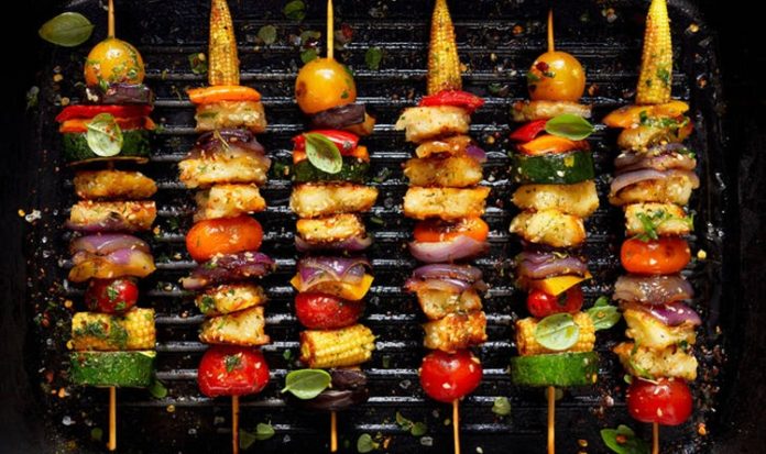 Türk mutfağının en köklü lezzetlerinden biri olan kebap, yıllardır et ağırlıklı tarifleriyle biliniyor. Ancak son yıllarda değişen beslenme alışkanlıkları ve farklı tüketici beklentileri, vejetaryen mutfağına yönelik ilgiyi artırırken, bu ilgi kebap kültüründe de yeni arayışların ortaya çıkmasına neden oldu. Geleneksel tariflerin korunmasına önem veren ustalar ile yenilikçi mutfak anlayışını benimseyen işletmeler, et kullanılmadan hazırlanan alternatif tarifler üzerinde çeşitli çalışmalar yürütüyor. Böylece hem klasik kebap kültürünü yaşatmak hem de farklı beslenme tercihine sahip müşterilere hitap etmek amaçlanıyor. Konulu bir haber görseli.