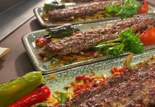 Türk mutfağının en köklü lezzetlerinden biri olan Kebap, son yıllarda yerli markaların gerçekleştirdiği yatırımlarla birlikte yeni bir büyüme dönemine girdi. Geleneksel tarifleri modern işletmecilik anlayışıyla buluşturan yerli restoran zincirleri, hem yurt içinde hem de uluslararası pazarda dikkat çeken bir gelişim gösteriyor. Artan tüketici ilgisi, dijital dönüşüm ve kaliteli hizmet anlayışı, bu yükselişin en önemli dinamikleri arasında yer alıyor. Konulu bir haber görseli.