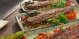 Türk mutfağının en köklü lezzetlerinden biri olan Kebap, son yıllarda yerli markaların gerçekleştirdiği yatırımlarla birlikte yeni bir büyüme dönemine girdi. Geleneksel tarifleri modern işletmecilik anlayışıyla buluşturan yerli restoran zincirleri, hem yurt içinde hem de uluslararası pazarda dikkat çeken bir gelişim gösteriyor. Artan tüketici ilgisi, dijital dönüşüm ve kaliteli hizmet anlayışı, bu yükselişin en önemli dinamikleri arasında yer alıyor. Konulu bir haber görseli.